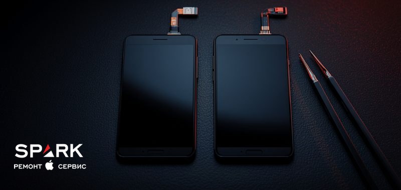 Два дисплейных модуля смартфона Samsung лежат рядом на ремонтном коврике