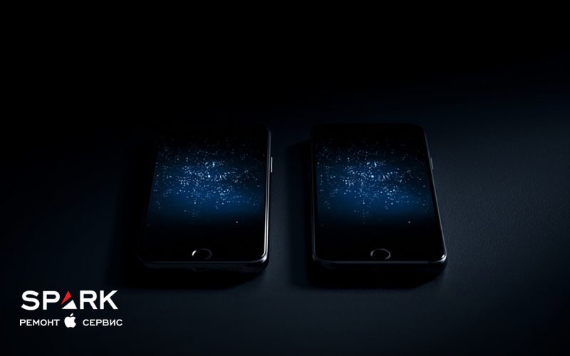 Два смартфона рядом в тёмной комнате показывают одинаковую тёмную картинку со звёздами