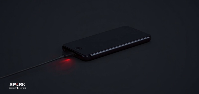 iPhone з підключеним кабелем Lightning і значком зарядки на екрані