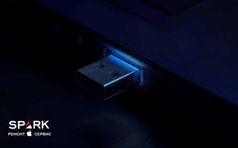 Порт питания USB-C MacBook и подключённый адаптер крупным планом