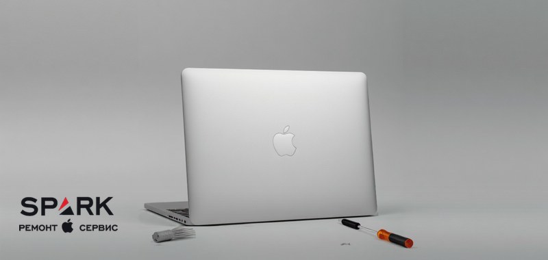 Разобранный MacBook: система охлаждения — медные теплотрубки, радиатор и вентилятор, забитые пылью