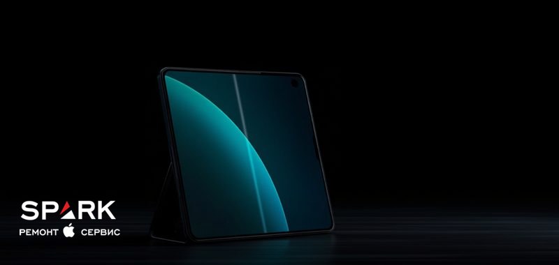 Складаний смартфон Galaxy Z Flip розкритий на темному столі, видно внутрішній екран