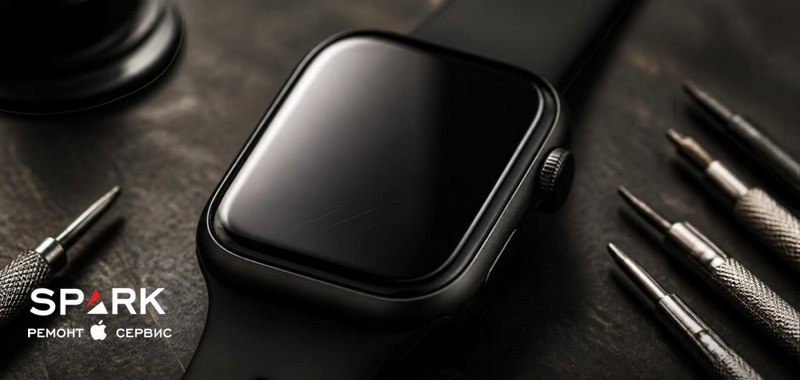 Apple Watch с поцарапанным стеклом крупным планом на рабочем столе мастера